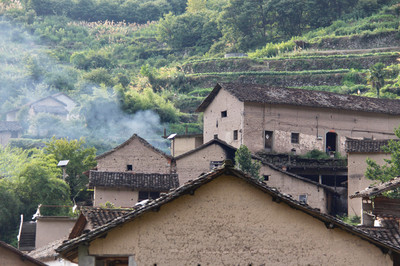 炊烟起了,我在门口等你。 武义梁家山